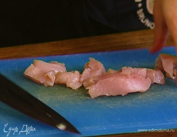 Куриное мясо нарезать небольшими брусками, добавить в сковороду и обжаривать все 3–5 минут.