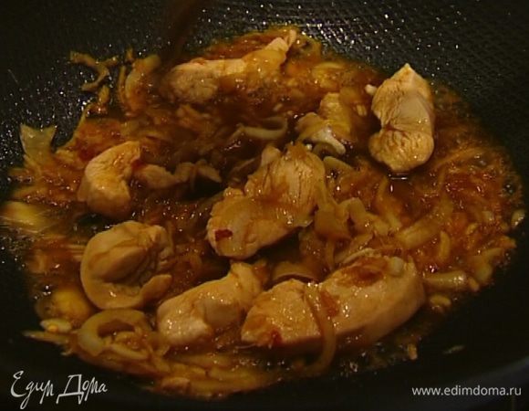 Как только мясо начнет светлеть, влить соевый соус, соус наршараб, сок лайма, уксус и рыбный соус, перемешать и обжаривать до готовности курицы.