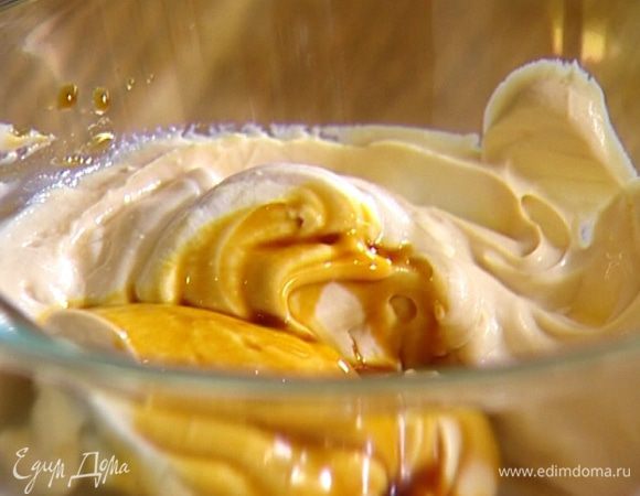 Небольшими порциями, непрерывно перемешивая, влить 30 мл эспрессо в творог, так чтобы получилась кремовая консистенция.