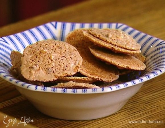 Миндальное печенье измельчить в ступке в муку.