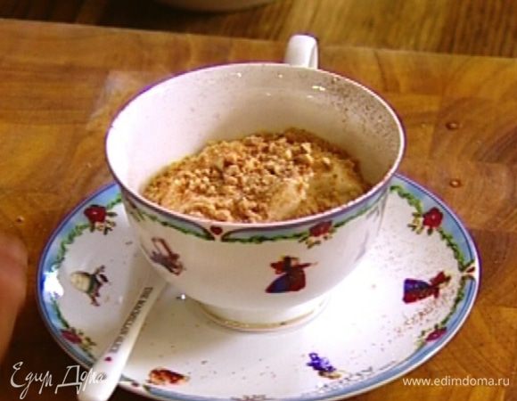 В большую чайную чашку насыпать немного измельченного печенья, 1 ч. ложку порошка какао (лучше просеять через небольшое сито), затем добавить половину кофейного творога.