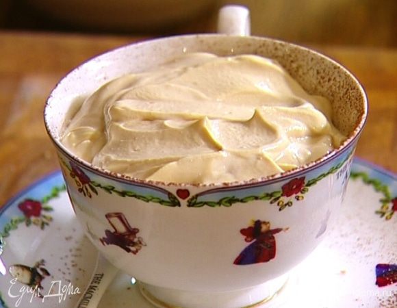 Уложить слой оставшегося печенья, снова посыпать какао, сверху выложить творог, разровнять его и присыпать какао.