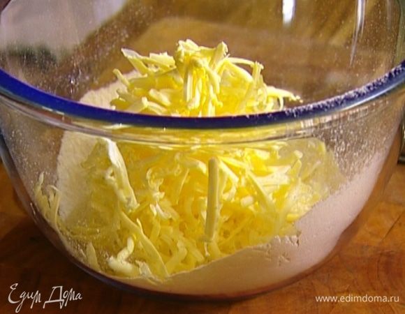 На крупной терке натереть в муку 100 г предварительно охлажденного сливочного масла, добавить желток, сметану, влить вино, посолить и вымесить руками. 