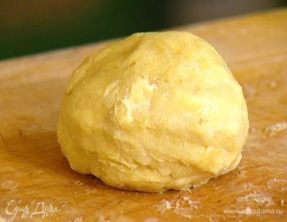 Сформировать из теста шар, завернуть в пленку и отправить в холодильник на несколько минут, а лучше на час. 