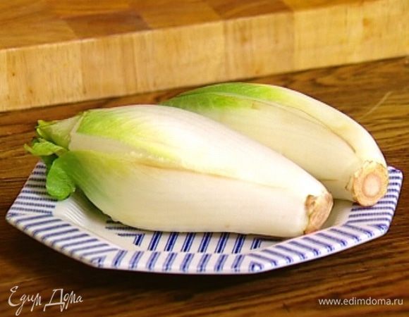 Налить в кастрюлю воду, довести почти до кипения, опустить в нее цикорий и варить 10 минут. Затем откинуть на дуршлаг и оставить на несколько минут, чтобы цикорий подсох. 