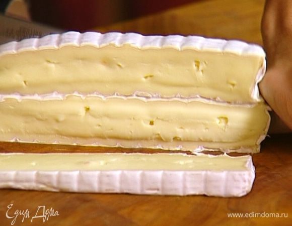 Сыр нарезать небольшими кубиками.  