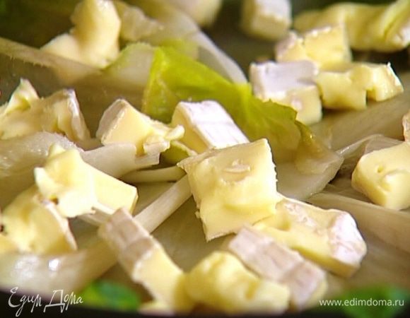 Обсохший цикорий разобрать на отдельные листья. Половину листьев выложить по кругу, в виде цветка, в сковороду с карамелизированным сахаром. Сверху разложить половину кубиков сыра, затем по кругу уложить оставшийся цикорий, а сверху — снова сыр. 