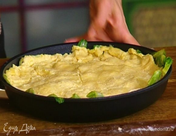 Вынуть из холодильника охлажденное тесто, отделить его от бумаги и накрыть пирог, равномерно распределив по всему объему сковороды. 
Поставить пирог в разогретую духовку на 20–25 минут.  

