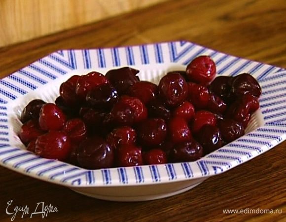 Вишню разморозить, образовавшуюся жидкость слить.