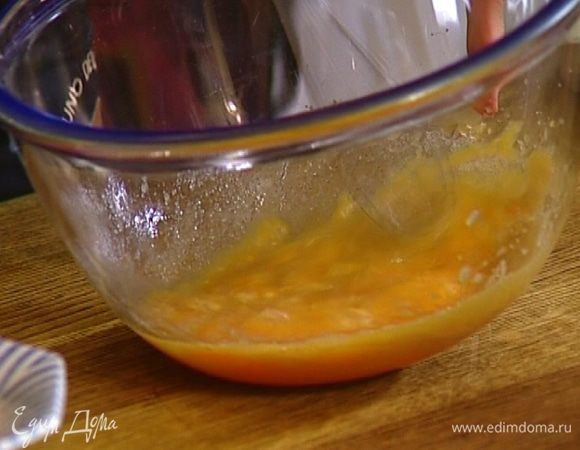 Яйца соединить с сахаром, добавить щепотку соли и взбивать миксером, пока масса не увеличится в объеме в 2–3 раза.