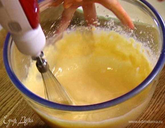 Влить в тесто молоко, затем всыпать последнюю ложку муки. Тесто должно получиться однородным, по консистенции — как блинное.