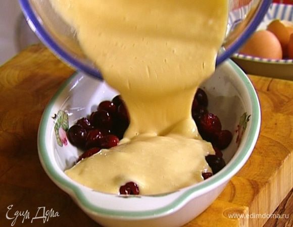 В форму высыпать вишню и вылить сверху тесто. 
 
