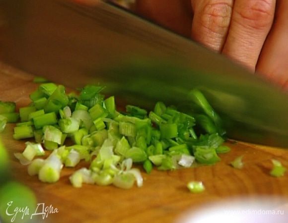 Зеленый лук мелко нарезать и перемешать с горчицей и 1 ст. ложкой оливкового масла.