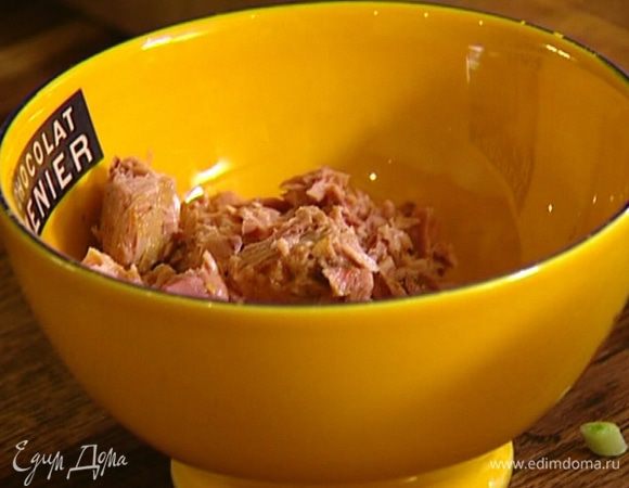 Добавить консервированный тунец и размять.