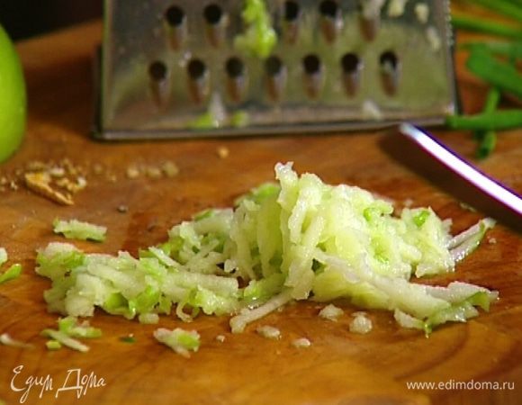 Яблоко натереть на крупной терке, сбрызнуть соком лимона, чтобы не потемнело, и добавить к тунцовой массе, все посолить, поперчить и перемешать.  