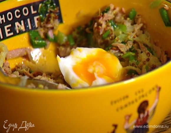 Яйцо почистить, покрошить и вмешать в тунцовую массу.