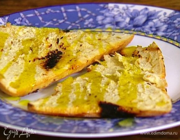 Горячий хлеб взбрызнуть оливковым маслом, дать ему впитаться.