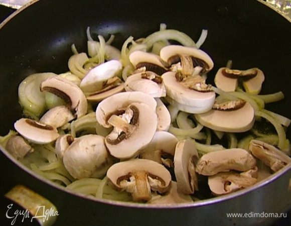 Разогреть в тяжелой сковороде немного оливкового масла, добавить лук, грибы и прованские травы, посолить, поперчить, перемешать и обжарить до готовности.