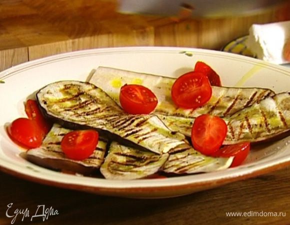 Помидоры разрезать пополам и выложить на баклажаны.