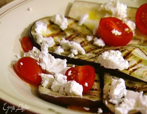 Сыр нарезать небольшими кусочками и добавить в салат.