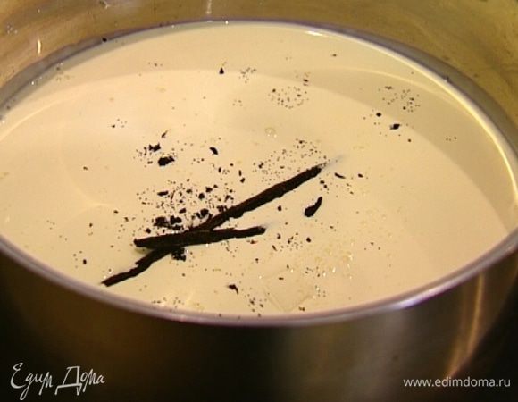 Стручок ванили разрезать вдоль, вынуть зерна и все вместе добавить к сливкам.Прогревать сливки на среднем огне до появления первых пузырьков, ни в коем случае не кипятить (иначе свернутся!).