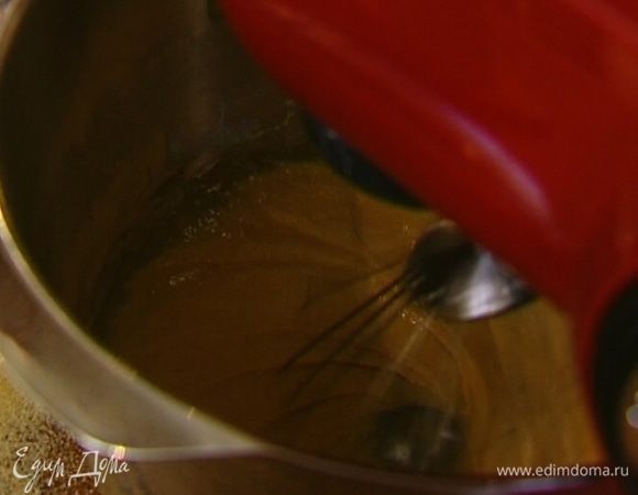 Желтки взбить вместе с сахаром в комбайне.