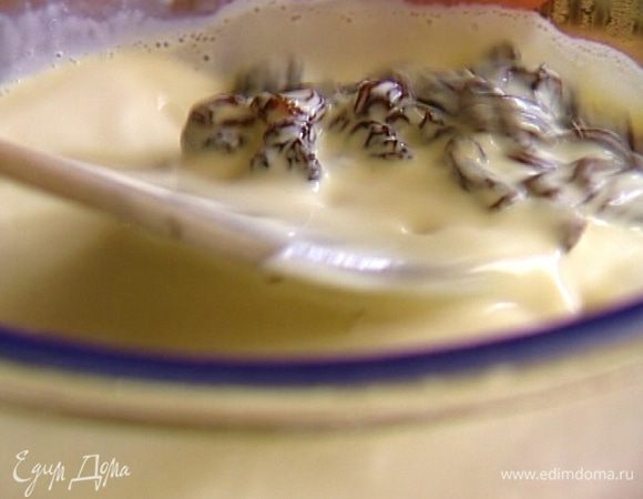 Не прекращая взбивать, тонкой струйкой медленно влить горячие сливки с ванилью. Когда масса перемешается, перелить ее в глубокую стеклянную посуду, закрыть пищевой пленкой и отправить на несколько минут в микроволновую печь — должен получиться густой заварной крем.  