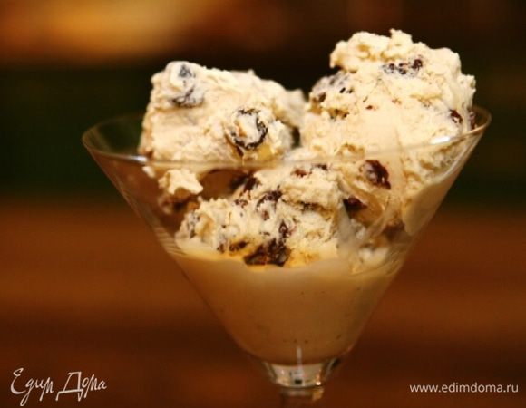 Слить ром, а изюм добавить в крем. Все перемешать, вылить в пластиковый контейнер и поставить в морозилку. Чтобы мороженое получилось однородным, каждый час взбивать его миксером (три раза будет достаточно) или поместить в мороженицу.