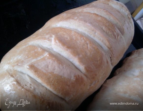 Снова оставить батоны ненадолго (мин.10), они немного увеличатся, сделать надрезы, затем смазать батоны взбитым яйцом. Можно выпекать. Минут 40 точно не заглядывать, а потом проверить готовность. У меня ушло 50 минут, но духовки разные - хозяйки лучше знают.