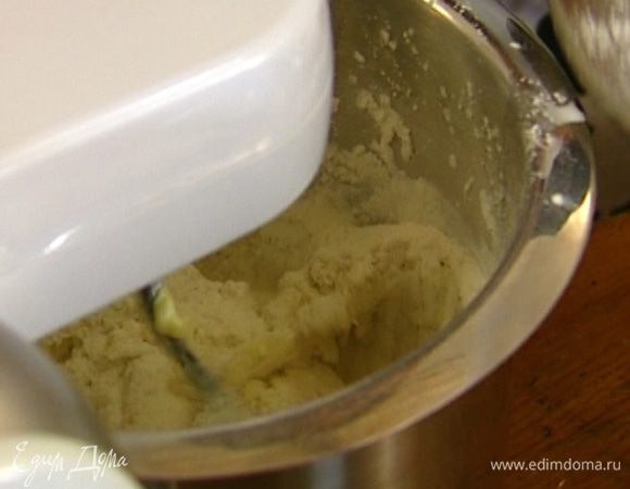 Предварительно размягченное сливочное масло взбить вместе с сахаром в комбайне, затем всыпать разрыхлитель и соль, влить сливки и, продолжая вымешивать, небольшими порциями ввести половину муки.