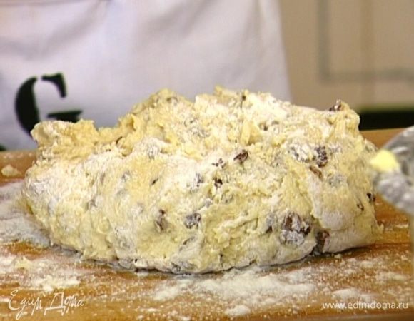 Небольшими порциями ввести оставшуюся муку и вымесить тесто — оно должно получиться очень легким.