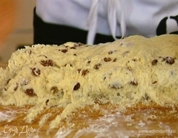 Выложить тесто на присыпанную мукой доску, руками распределить в пласт, затем сложить его пополам и еще раз пополам.