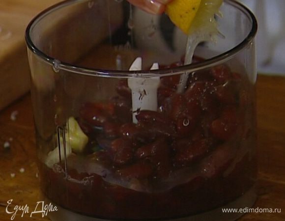 Приготовить дип: готовую фасоль выложить в блендер, добавить сухой перец чили, зубчик чеснока, 1 ст. ложку оливкового масла, 1 ст. ложку лимонного сока и все взбить. 