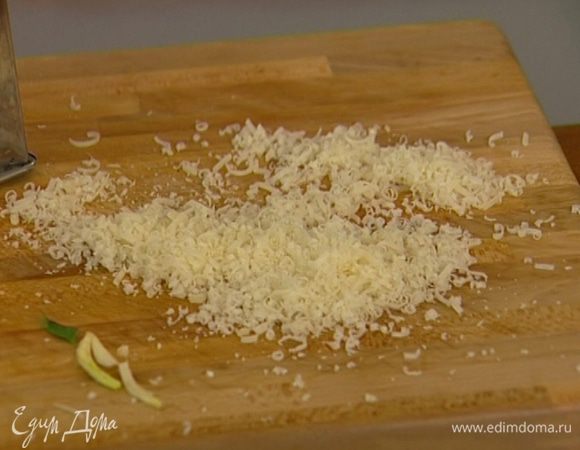Сыр натереть на мелкой терке.