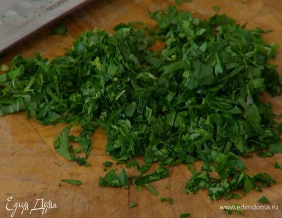 Петрушку и листья базилика нарезать (немного базилика оставить). 