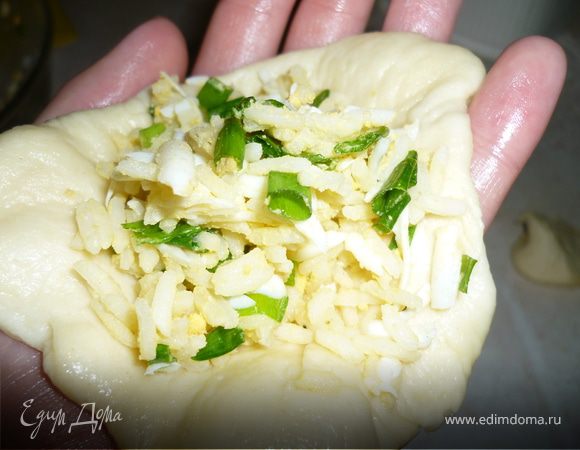 Готовое тесто делим на 20 равных чатей, формируем пирожки.