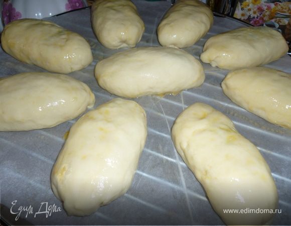 Выкладываем пирожки на пергаметную бумагу, смазываем взбитым яйцом.