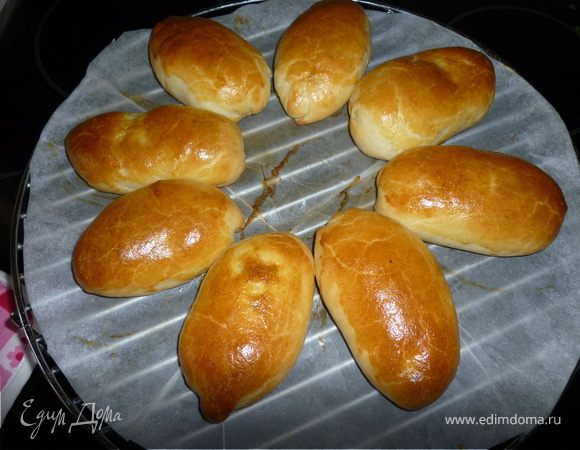 Выпекаем пирожки в разогретой до 180-200 гр. духовке 15-20 минут, до золотистой корочки.