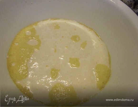 В теплое молоко добавить сахар и дрожжи.
Дать постоять минут 10-15 до образования пенки