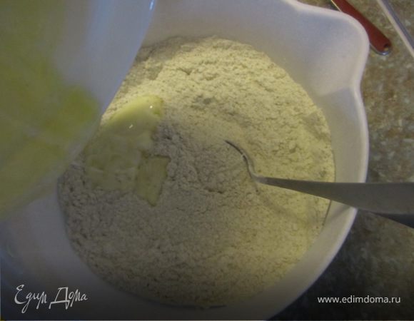 Соль, пшеничную и ржаную муку смешать.
Добавить молочную смесь. И дать ей пару минут впитатся.