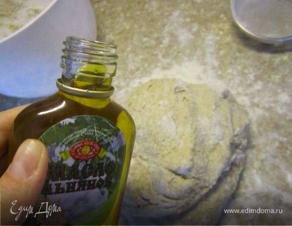 Все хорошо вымесить.
По необходимости добавить муки.
Добавить столовую ложку льляного масла.