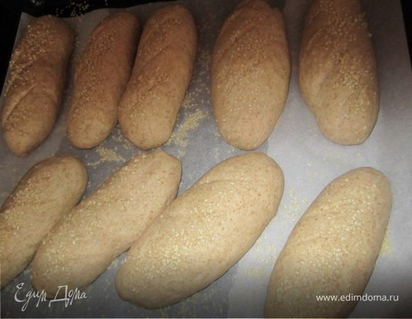 Ере раз немного подмесить.
Сформировать булочки.
Выложить на деко.
Сдалать надрезы и посыпать кунжутом.
Дать постоять минут 15-20.