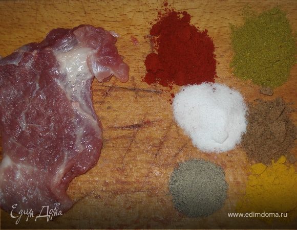 Мясо необходимо нарезать на стейки (приблизительно 1, 5 см.). Каждый кусочек хорошенько отбить и приправить с двух сторон(не жалейте перца). 
Отложить в глубокую форму. 