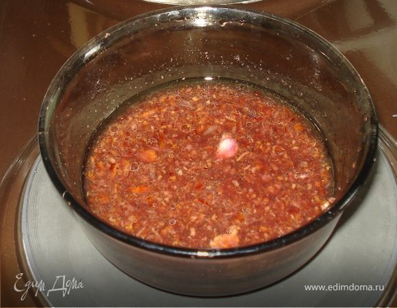 ГОТОВИМ МАРИНАД:
Выжать сок 1-го апельсина, натереть на мелкую тёрку его цедру. Если в апельсине есть косточки - оставьте их. Добавить вино и довести до кипения, постоянно помешивая. В горячий маринад добавить оливковое масло и дать немного остыть.