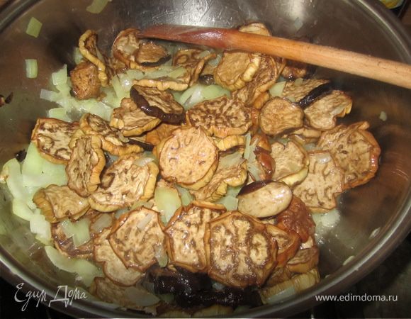 На розогретой сковородке обжарить лук, на растительном масле.
С баклажан слить воду.
И добавить их к луку. Жарить минут 10.
Добавить немного растительного масла.