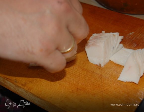 Тоненькими кусочками режем сало. Это главный секрет шашлыка, без него печень получится сухая.