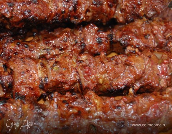 Стол накрыт, все ждут появления нашего чудо-шашлыка, а вот и он! Подавать можно с любой приправой или соусом, но он хорош и сам по себе, тает во рту! Кстати, я знаю, что на сайте есть люди, не разделяющие мою любовь к печени, теперь у них есть еще один шанс изменить мнение об этом продукте раз и навсегда. Приятного аппетита!