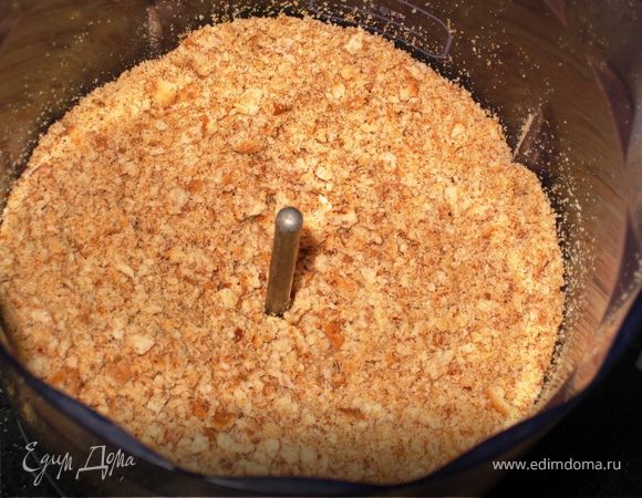 Перемолоть в блендере печенье.