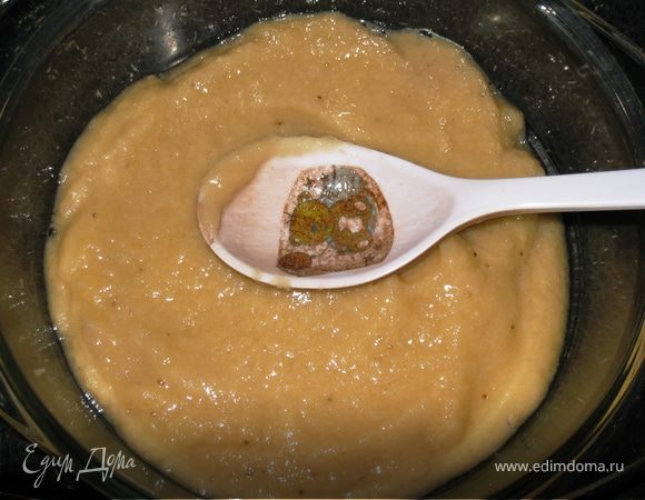 Банан и яблочко также взбить в пюре блендером. И выкладываем слоями - фруктовое пюре. Разравниваем.