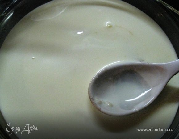 Йогурт через ложку аккуратненько, чтоб слои не смешались.